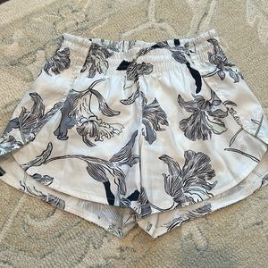 Athleta Racer Run Short Sz XS